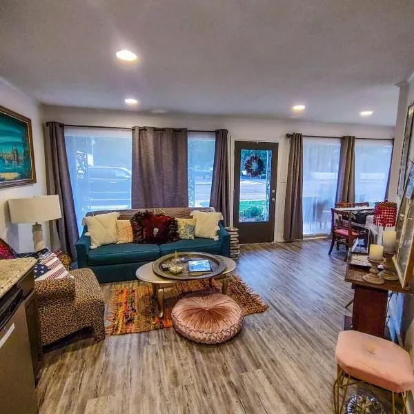 The Glam Room - Bohemian Glam style suite in Historic Jefferson Tx, hotel in Jefferson