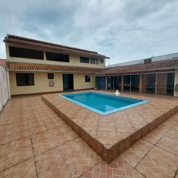 Sobrado espaçoso próximo a praia, hotel v destinaci Guaratuba