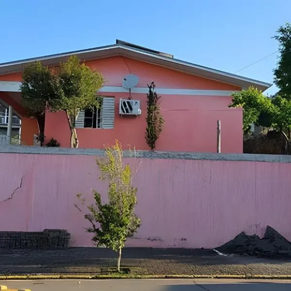 Casa Confortável com Fogão a Lenha e Churrasqueira、Borguetoのホテル