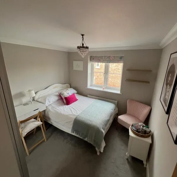 Cosy room near Poole, Dorset、プールのホテル