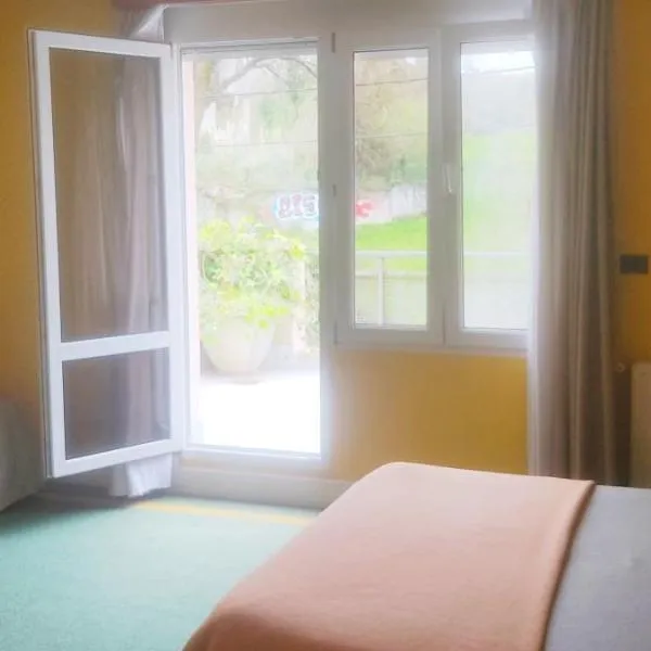 Habitación triple con bañera y terraza HOTEL SUITE MIOÑO, hotel v destinaci Castro-Urdiales