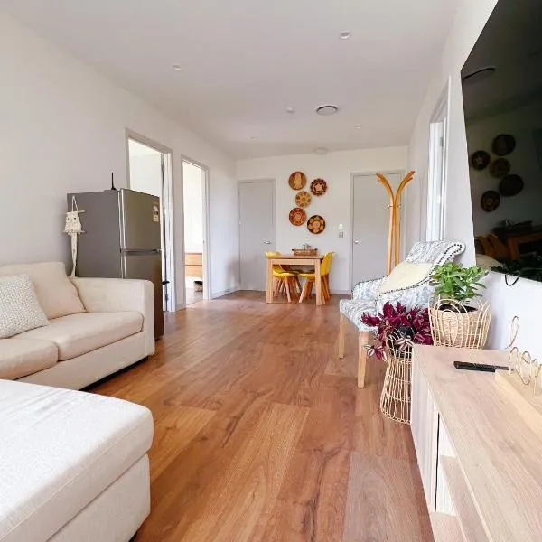 Sunny Double Bedroom With Garden View, hotel v destinaci Silverdale