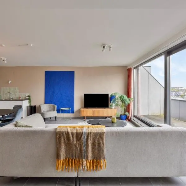 Ruim 2 slaapkamer appartement met parking nabij NAVO, hotel in Machelen