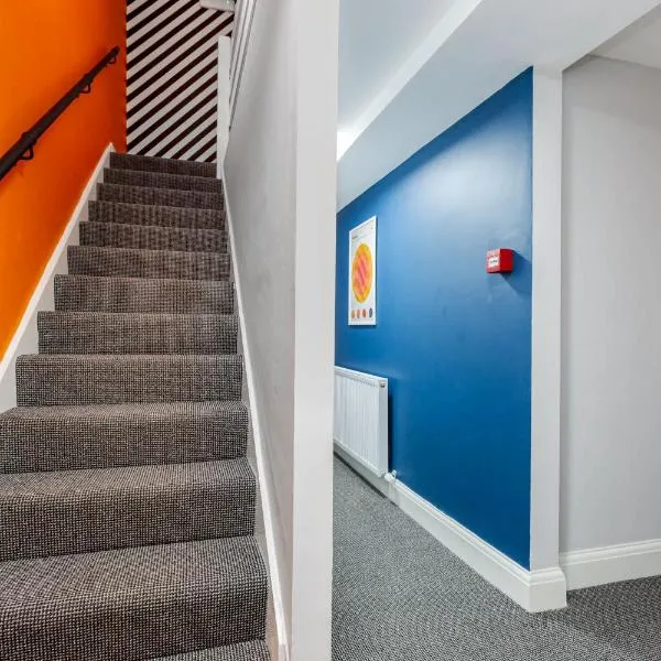 Dukinfield में, होटल Ashton Getaway Sleeps 14 Free Parking