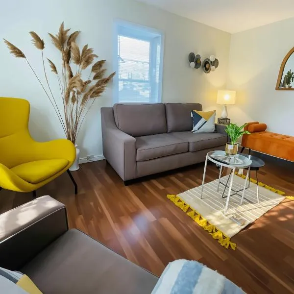 Wellington PEC Cottage Steps to Downtown and Beach, hotel en Wellington