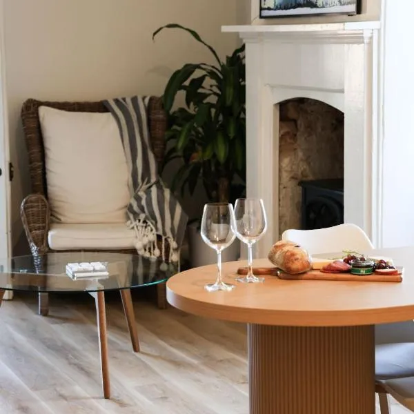 Clements Cottage on Main St. Bare bnb by Bare Body Beauty co., hotel in Beechworth