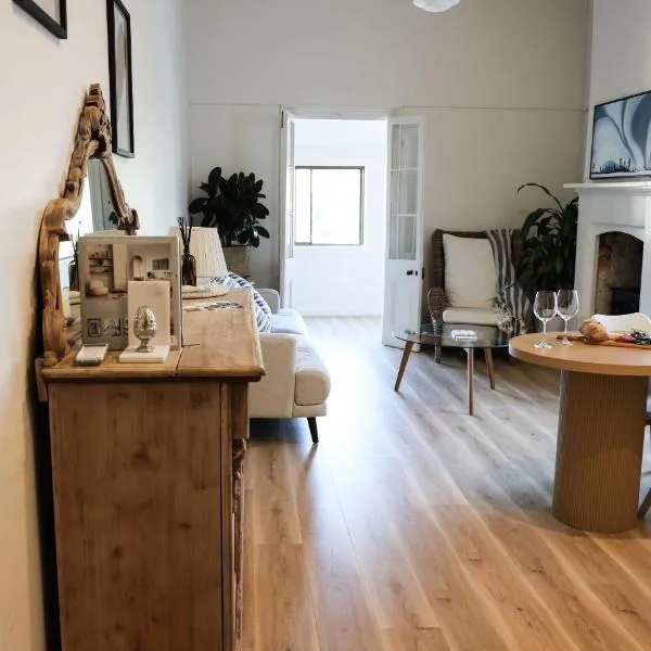 Clements Cottage on Main St. Bare bnb by Bare Body Beauty co., hotel i Beechworth