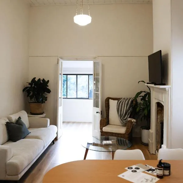 Clements Cottage on Main St. Bare bnb by Bare Body Beauty co.、ビーチワースのホテル