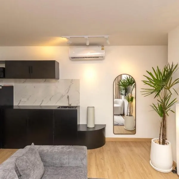 2 Bedrooms for 3 guest comfy home at heart of Silom - 7A, hotell i Bangkok