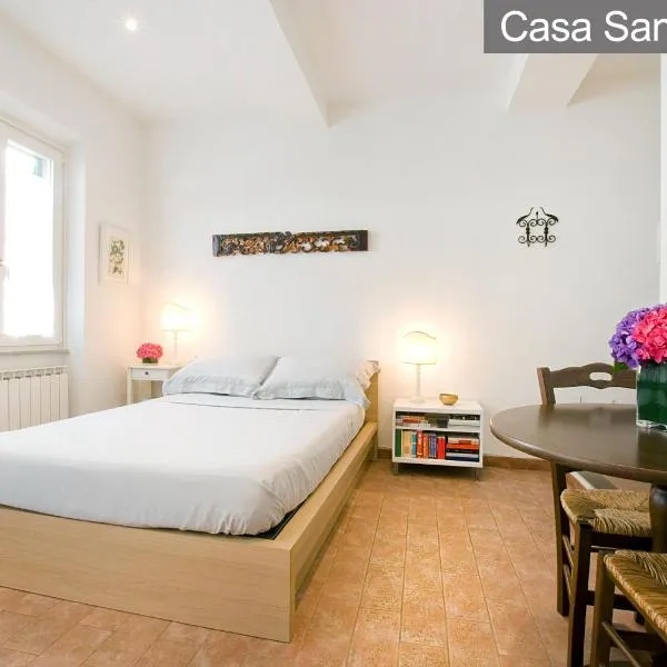Love Nest, Studio Apartment 5 min Walk from Central Rail Station Santa Maria Novella, hotel din Florența
