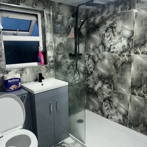 Modern Studio Flat In A Guest House In Basildon, hotel v destinaci Basildon