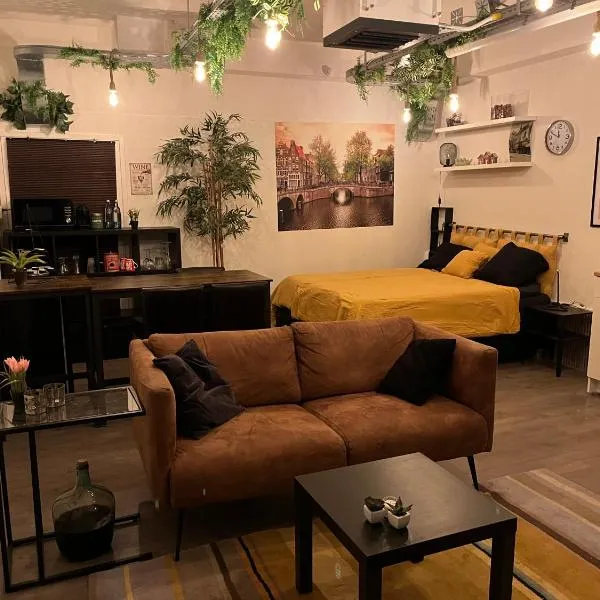 The Studio no windows 20 minutes by bus to downtown Amsterdam, hotel em Purmerend