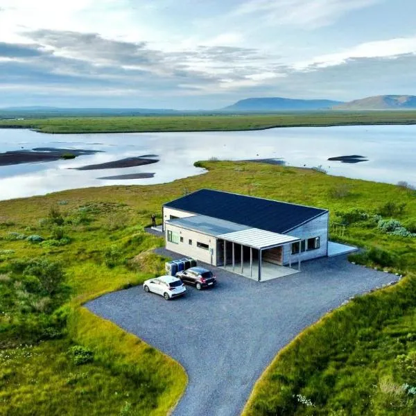 Austurey - Lakefront Villa, hotel in Laugarvatn