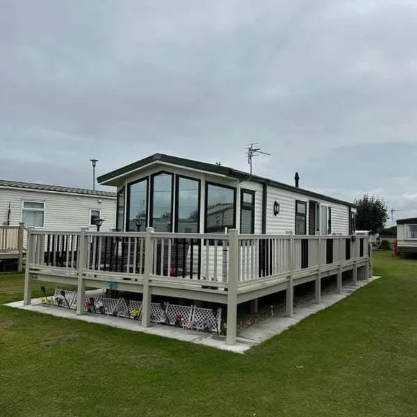 'THE HUT' 4 berth Caravan with cot bed, hotell i Ingoldmells