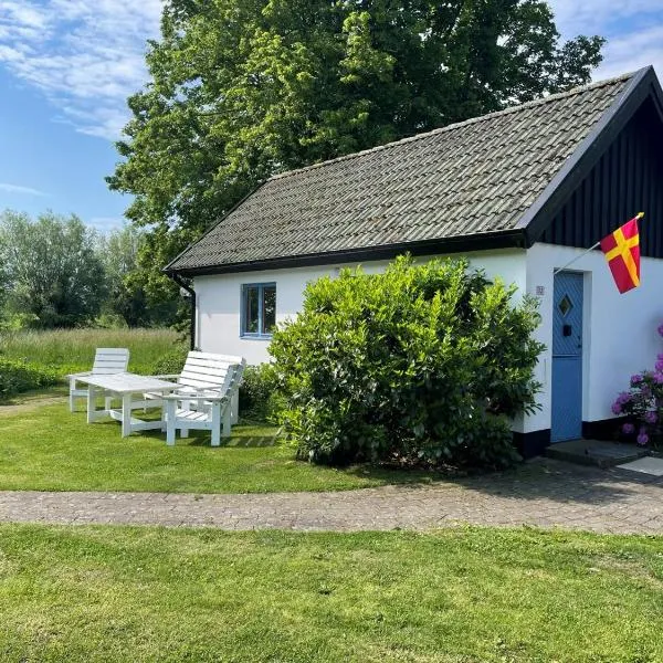 Gästhus i lummig trädgård, hotel in Löderup