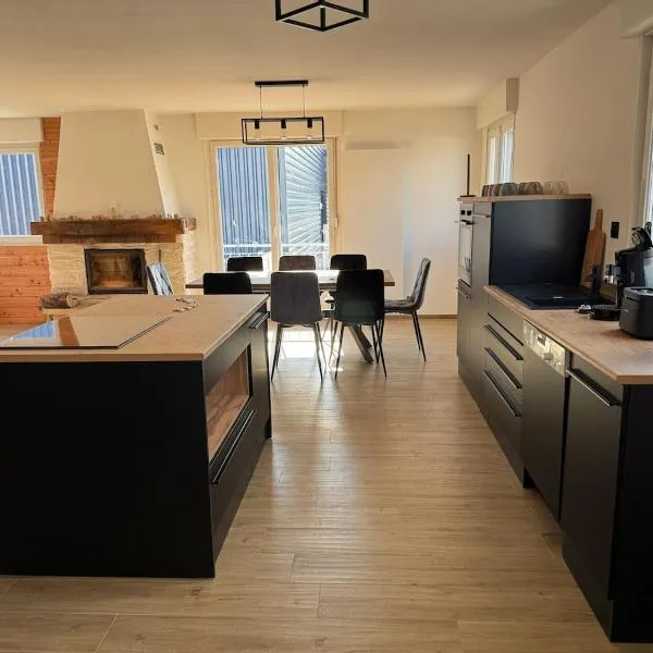 Maison 8 personnes 4 Chambres Doubles - Piscine, hotel in Anould