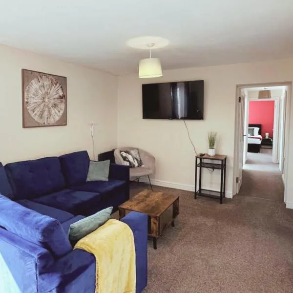 Modern & Spacious Flat With Balcony Views, hotel in Stroud