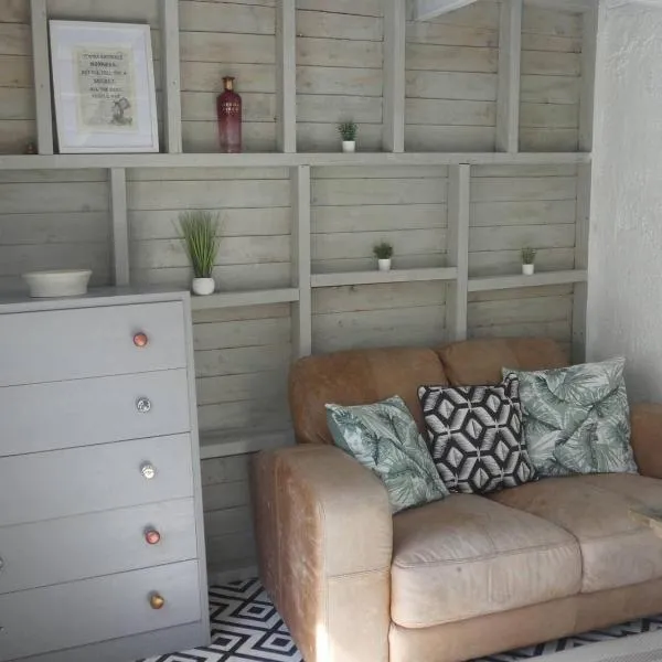Isle Escape Retreat- Sleeps 4 Garden & Games Room, hotel v destinaci Cowes