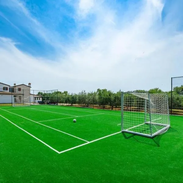 Holiday house Lera Rovinj, with football field, sauna, jacuzzi, hotel em Rovinj