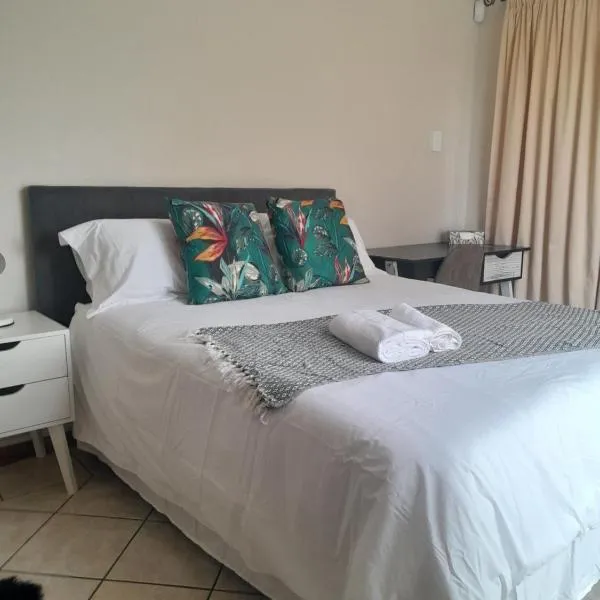 1 bedroom cosy cottage within walking distance to Doringkloof Mall in Centurion, hotel v destinaci Centurion