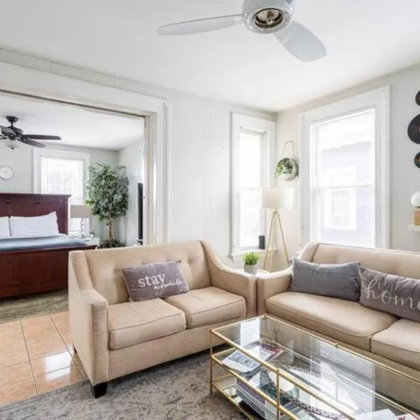 Revamped 3BR Apt with Easy Check-In Family-Friendly, hotel sa Bridgeport