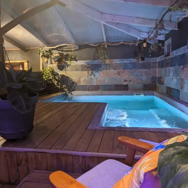 Insolite Bois Cailloux avec Spa, hotel v destinaci Saint-Remèze