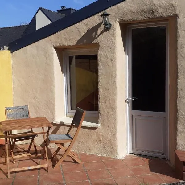 Petite maison naturelle avec son jardin privé, hotel em Pluvigner