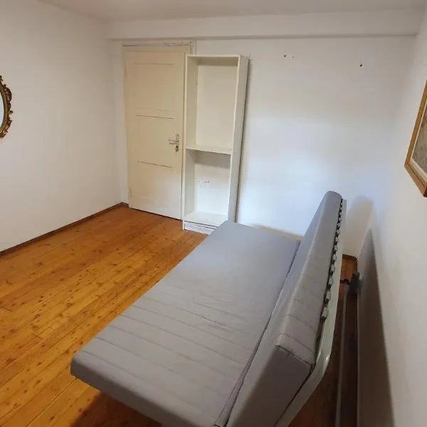 Cosy Private room with free Gated Parking, hotel v destinaci Massagno