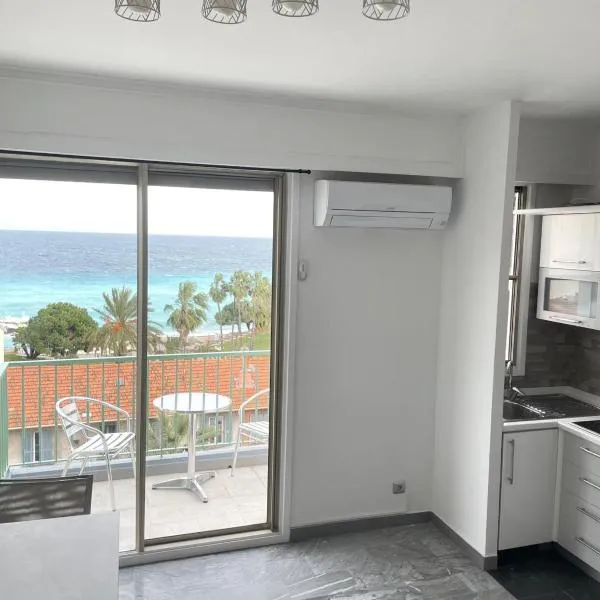 STUDIO EN FACE DE LA PLAGE AVEC une VUE FANTASTIQUE !, hotel in Nice