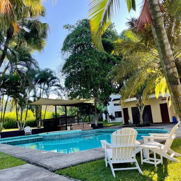 Casa Nael a 2Km del IRTRA, hotel in San Martín Zapotitlán