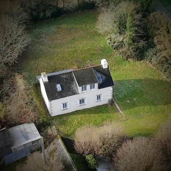 Three Bedroom Breton Cottage, hotel u gradu Collorec