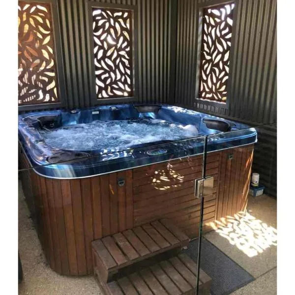 Unique Zone half house with games room & outdoor jacuzzi in Maiden Gully, Bendigo, hotel in Bendigo