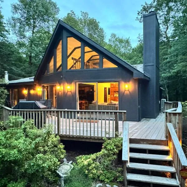 Luxe Lake Harmony Home, Game Room, Firepit, Deck, hotel v destinaci Spilt Rock