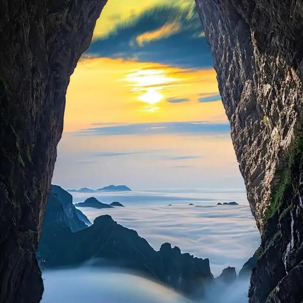 Patio Spring Holiday Inn -- Free round trip pick-up service --Panoramic view of Tianmen Mount, hotel v destinaci Čang-ťia-ťie
