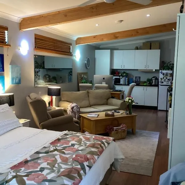 AC 1 Bed Studio Apartment 25+ Non Smokers, hotel in Warnbro