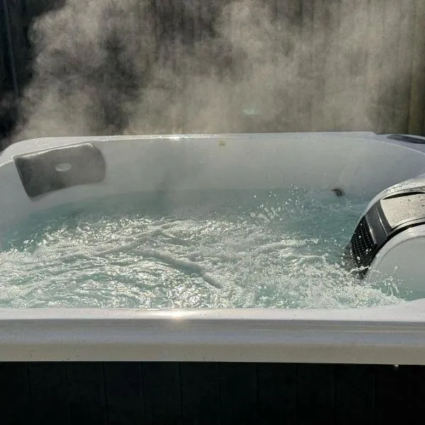 3 Bed house near Tenby with Hot Tub, хотел в Carew