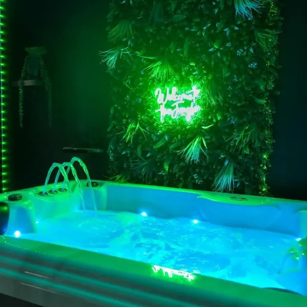 Ô Spa Privatif - Luxury Suite - JACUZZI-SAUNA-NETFLIX-FISHSPA-SERVIETTES-PEIGNOIRS-SANDALES-CAFE, hotel v destinaci Morlanwelz-Mariemont