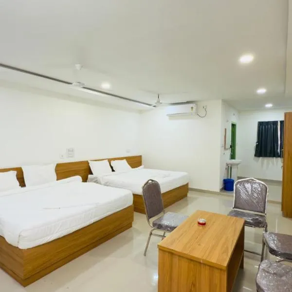 SRI HARSHA AC Luxury rooms, hotel v mestu Warangal