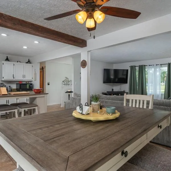 Cozy and Bright 3br apartment 15 min to DT Avl, hotel in Asheville