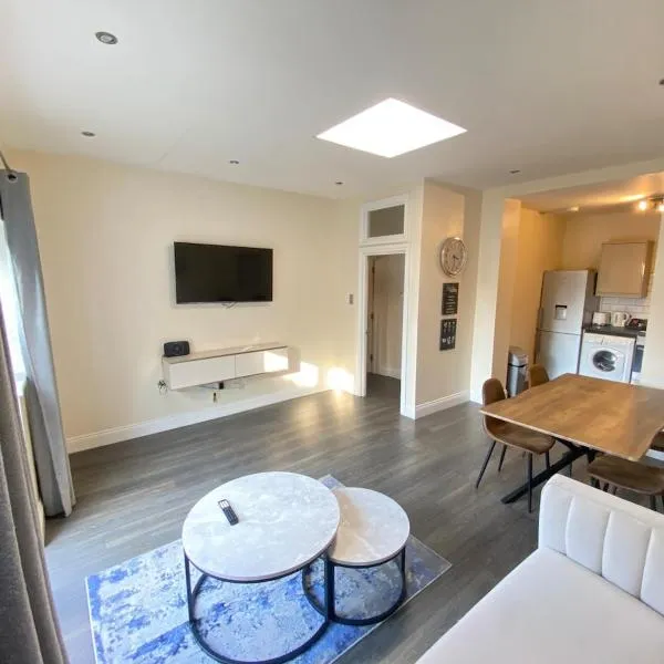 Grand 2 Bed Apartment In London, hotel in Croydon