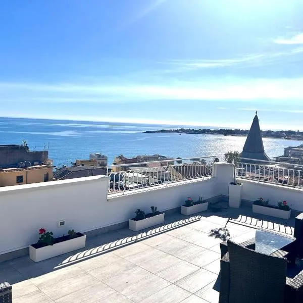 Luxury Penthouse Sea View with terrace, hotel v destinácii Giardini Naxos