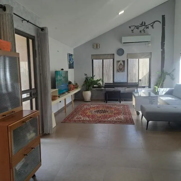 דירת חמד, hotel in Qiryat Shemona