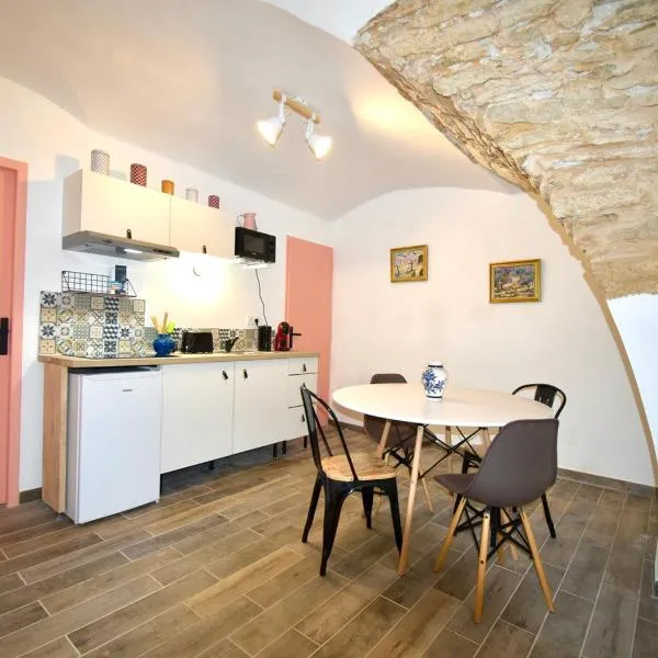 L'écrin du Pont du Gard - appartement rénové centre Remoulins, parking gratuit, Hotel in Remoulins