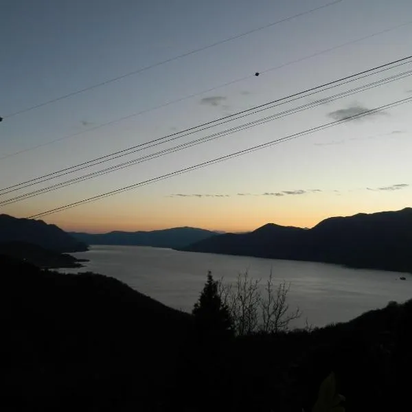Lago Maggiore holiday house, lake view, Vignone, hotel v destinaci Dumenza