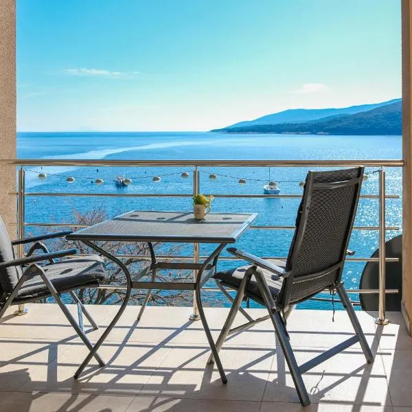 Studio apartment above promenade w terrace & parking, hotel in Rabac