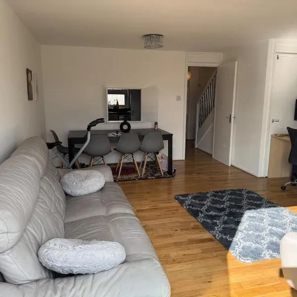 Modern 2 bedroom Terrace, hotel v destinaci Woolwich
