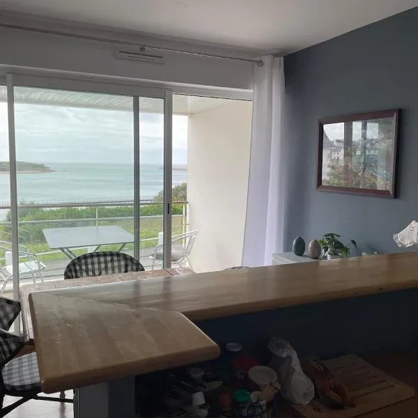 Sea view apartment, Center Audierne, hotel em Audierne