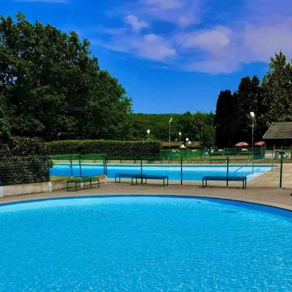 Bungalow avec piscine, hotel v destinaci Yvoir