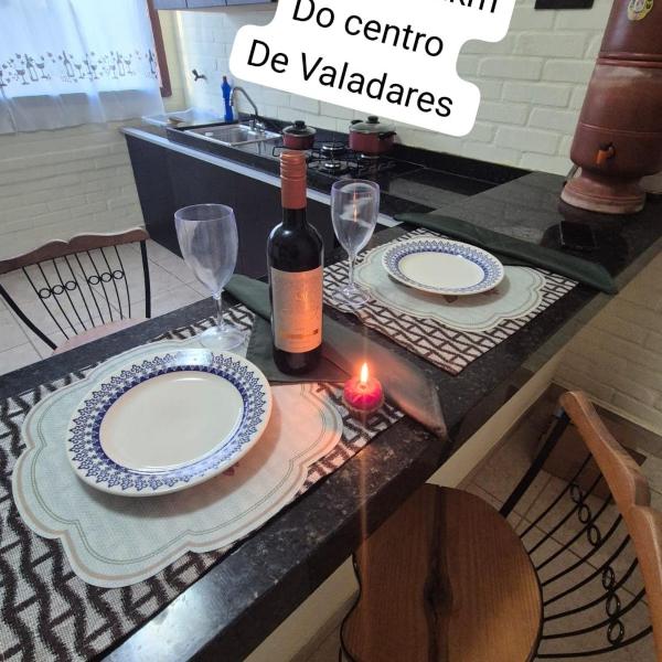 Flat na área central de Valadares Com AR garagem wifi cozinha completa para grupos ou casais