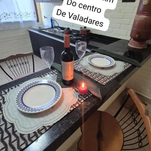 Flat na área central de Valadares Com AR garagem wifi cozinha completa para grupos ou casais, hotel v destinaci Governador Valadares